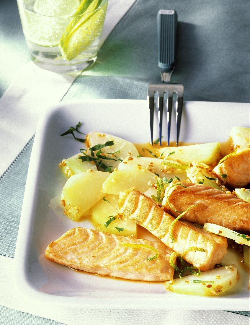 Lachsfilet auf Kohlrabi mit Sesam & Ingwer