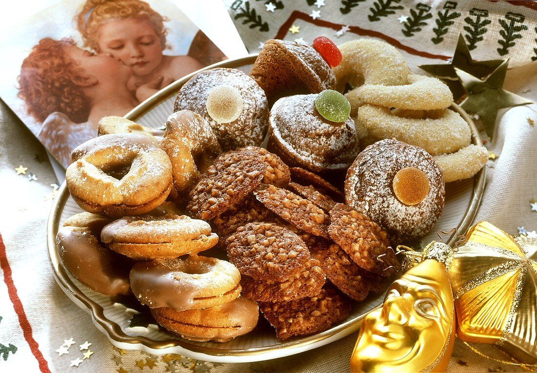 Weihnachtsplätzchen auf Teller arrangiert