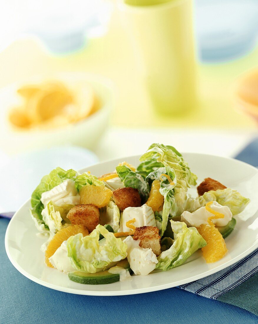 Grüner Salat mit Camembert, Mandarinen, Zucchinis und Coutons
