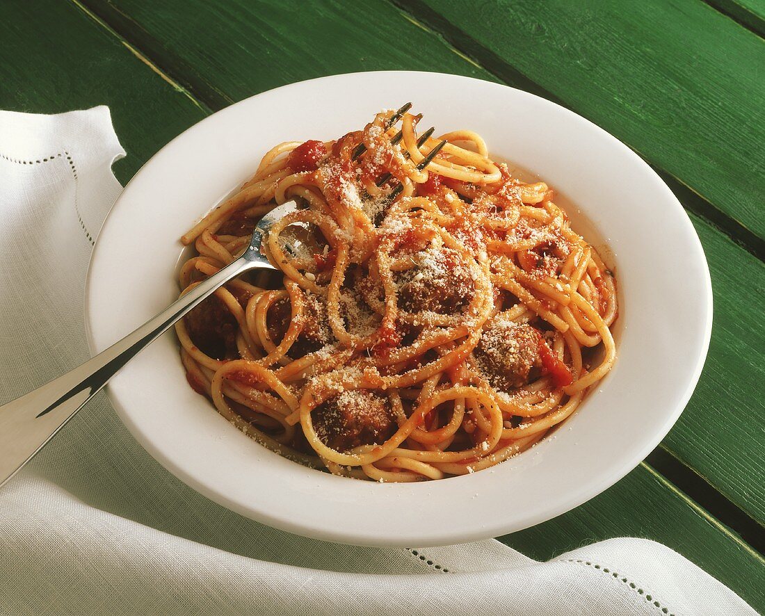Spaghetti mit Tomatensauce und Hackfleischbällchen