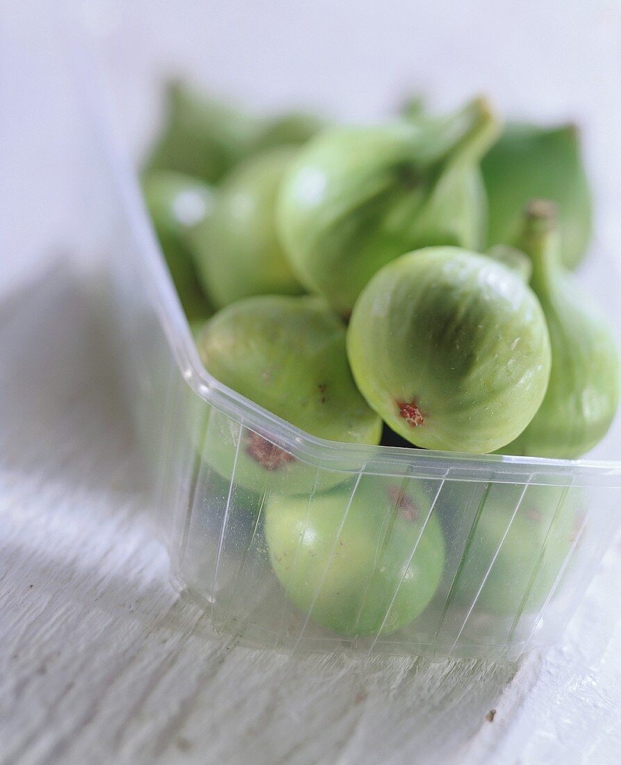 Grüne Feigen im Plastikschälchen