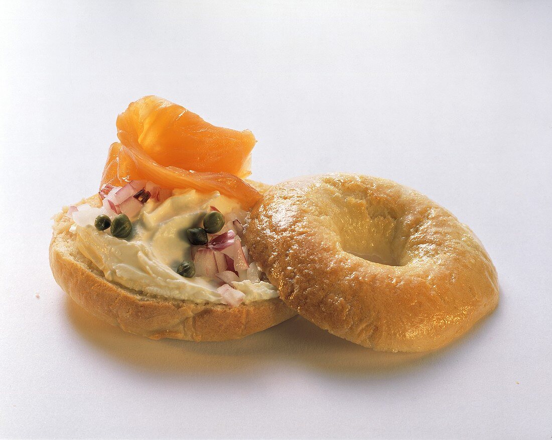 Bagel mit Frischkäse, Räucherlachs, Kapern und Zwiebeln