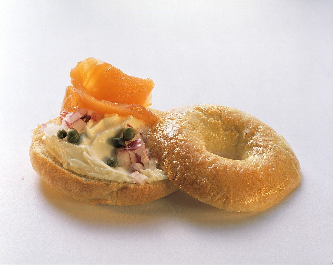Bagel with cream cheese, smoked salmon, capers & onions