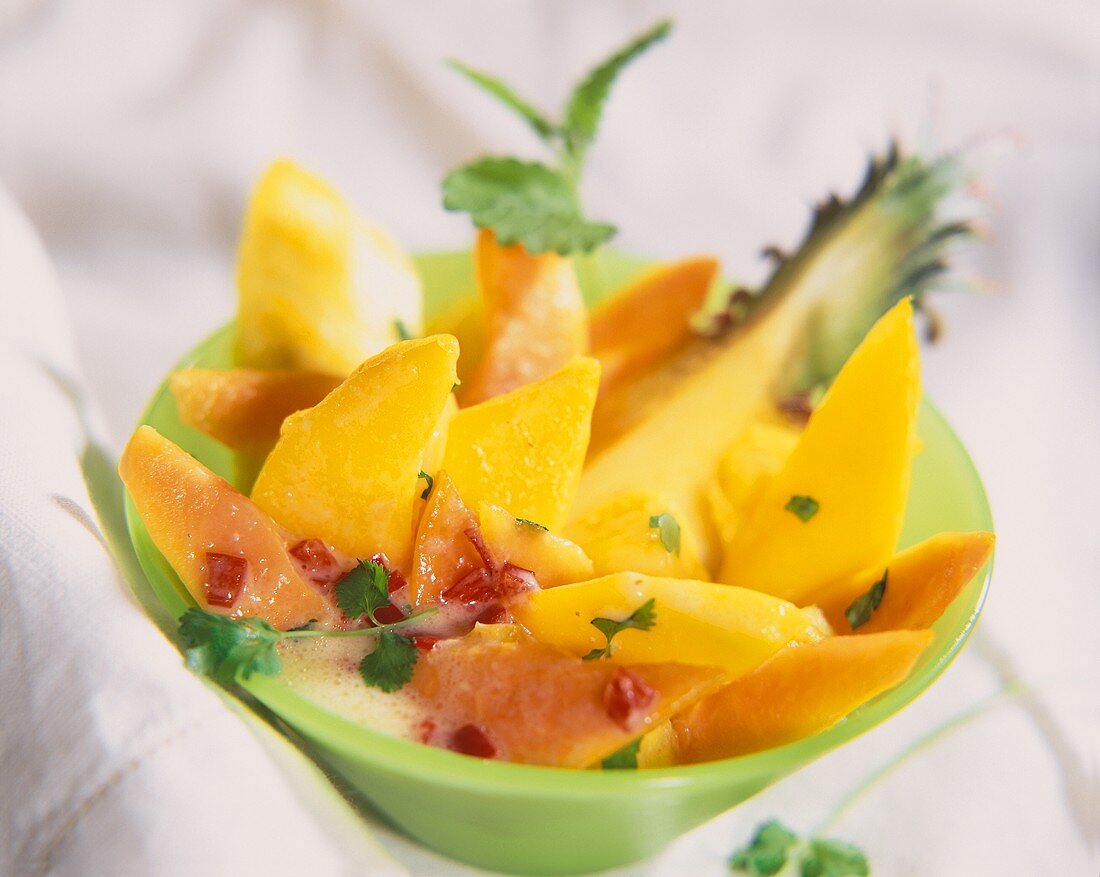 Exotischer Fruchtsalat mit Mangos, Ananas und Papaya