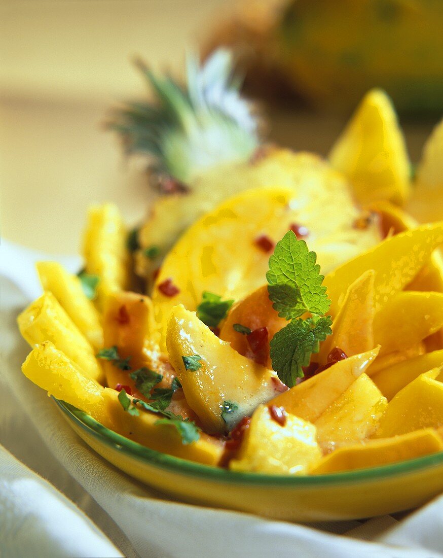 Exotischer Fruchtsalat mit Mangos, Ananas und Papaya