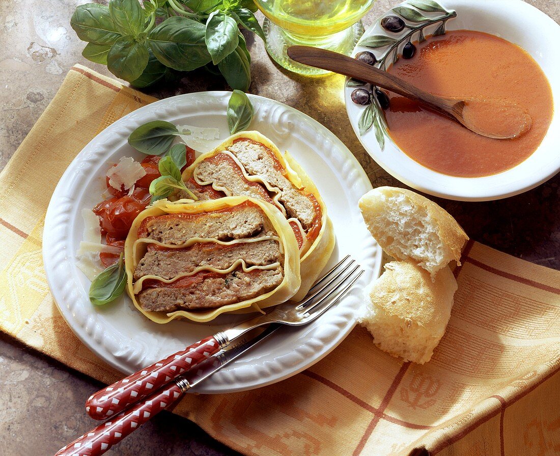 Lasagna meatloaf with tomato sauce