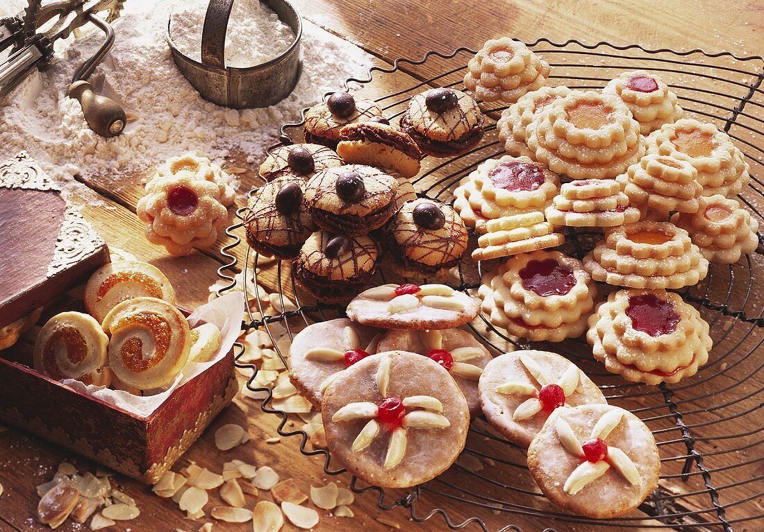 Christmas biscuits: gingerbread, terrace biscuits, "coffee beans"