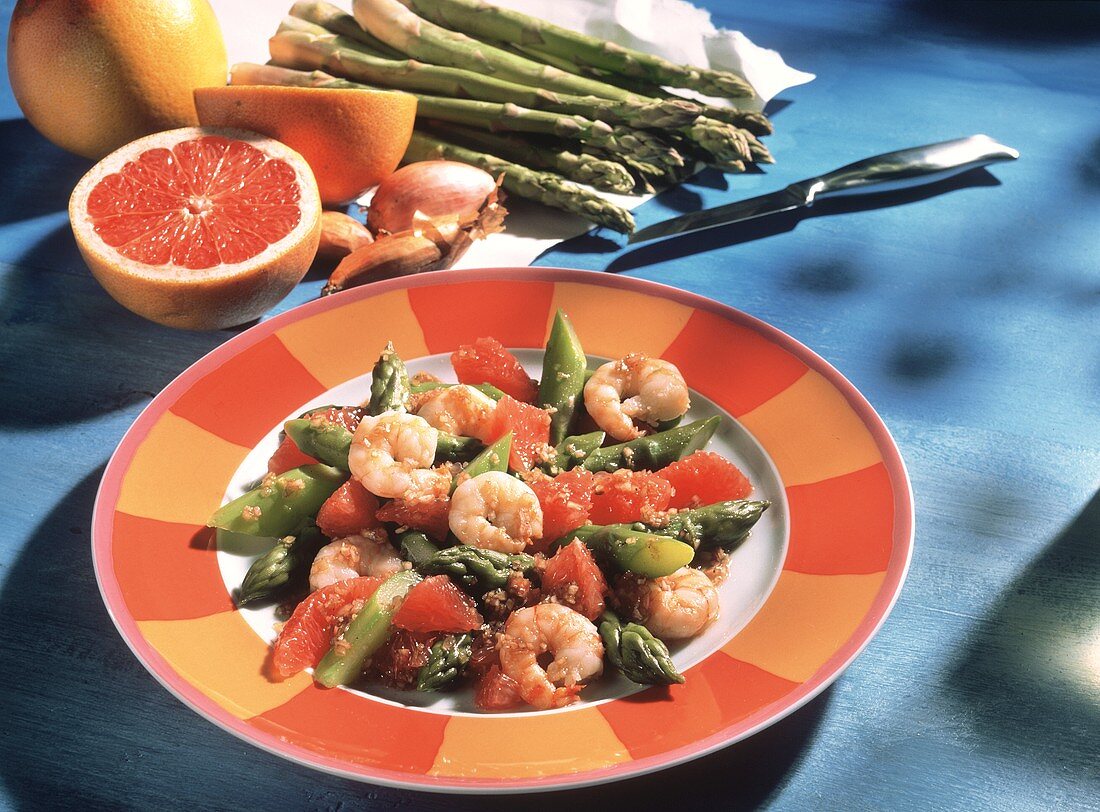Asparagus salad with grapefruit and shrimps