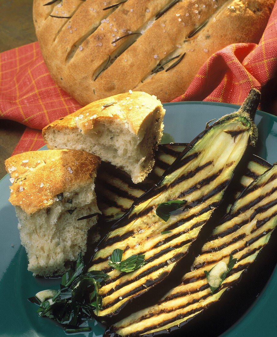 Gegrillte Auberginenscheiben mit Fladenbrot