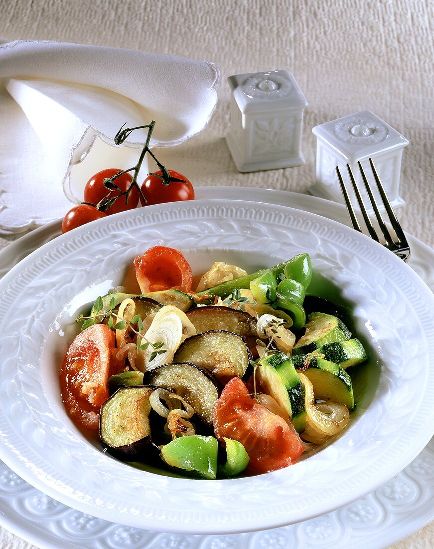 Ratatouille mit Zucchini, Auberginen, Tomaten und Paprika