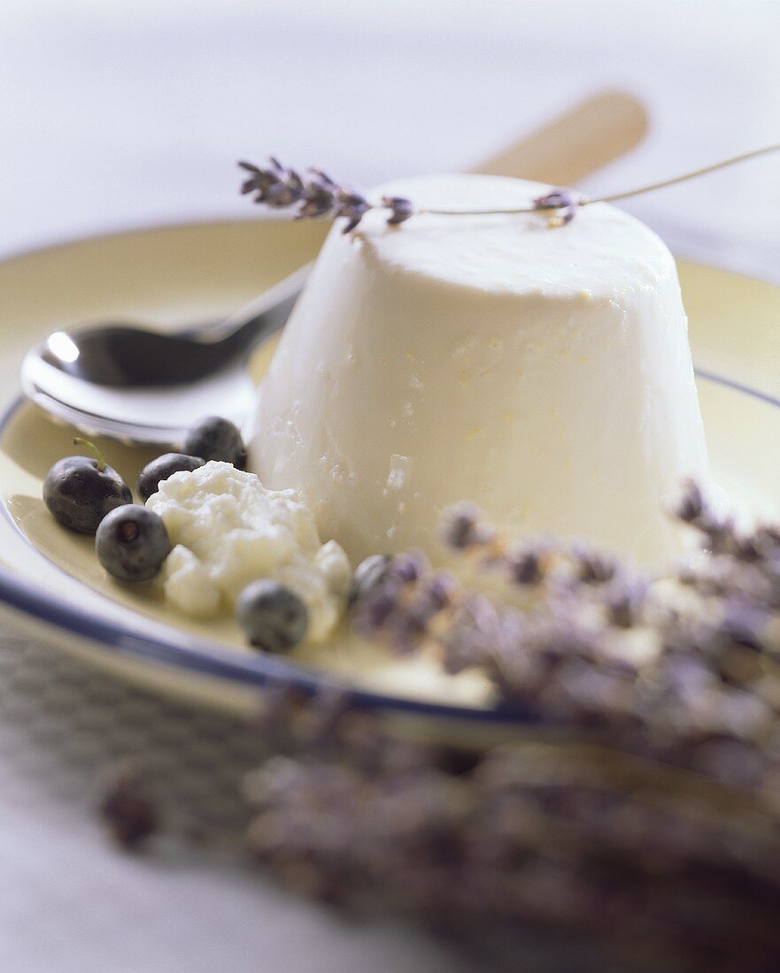 Gestürztes Lavendeldessert mit frischen Heidelbeeren