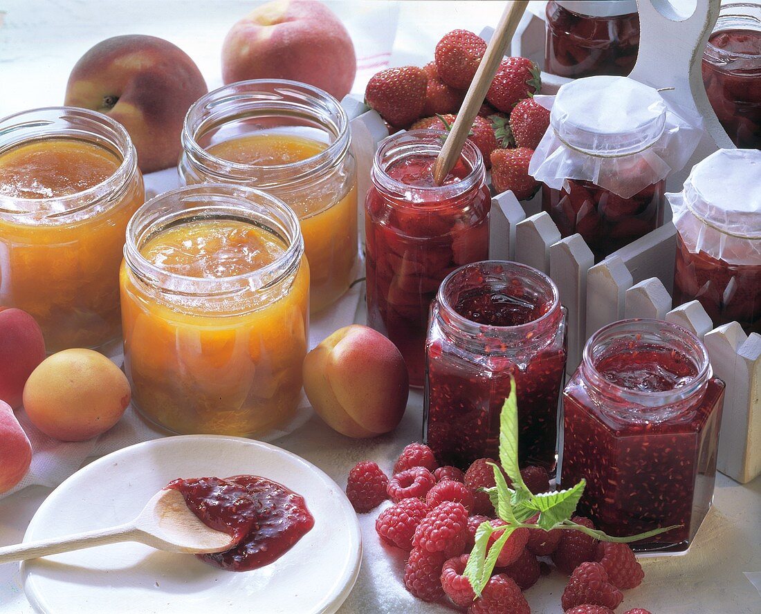 Fruchtige Marmeladen mit Beeren, Pfirsichen und Aprikosen