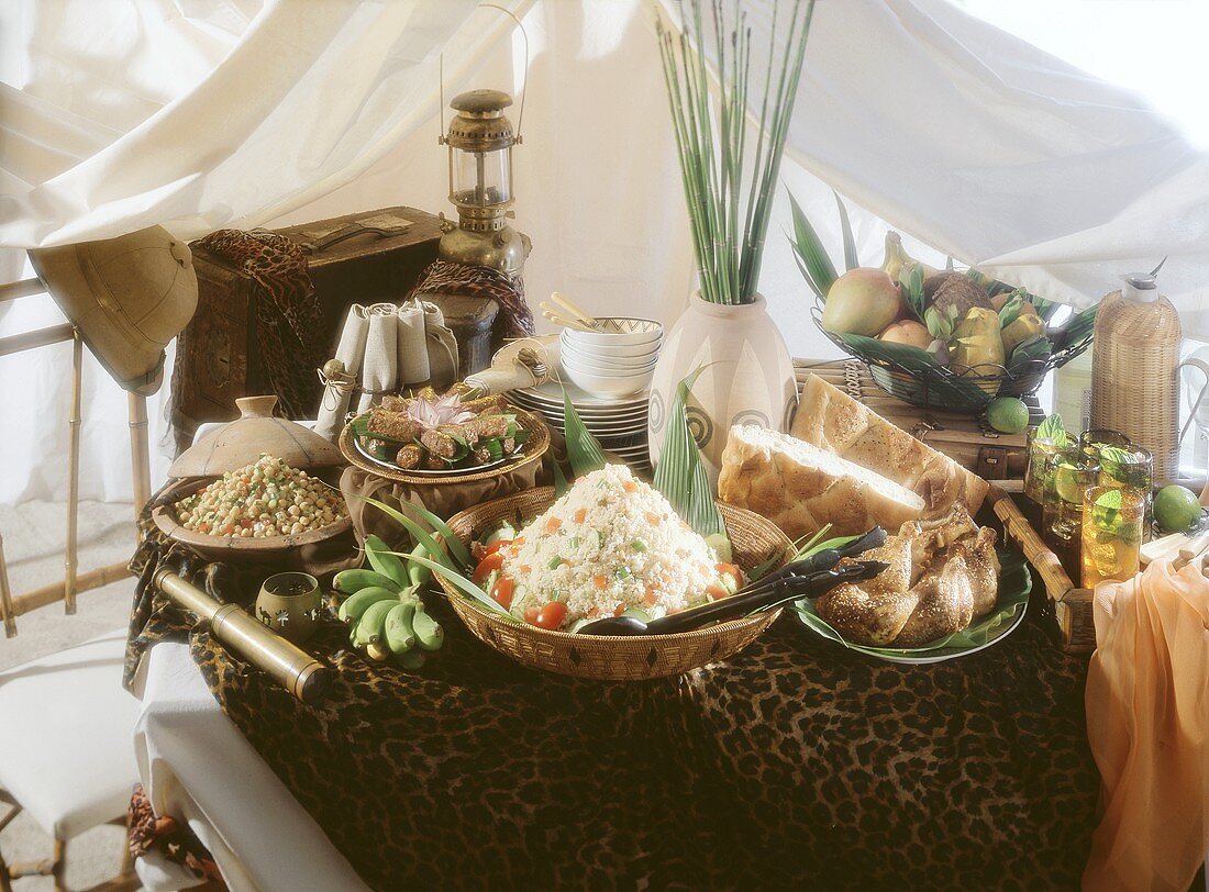 Exotisches Buffet mit Couscous-Salat im Safari-Look