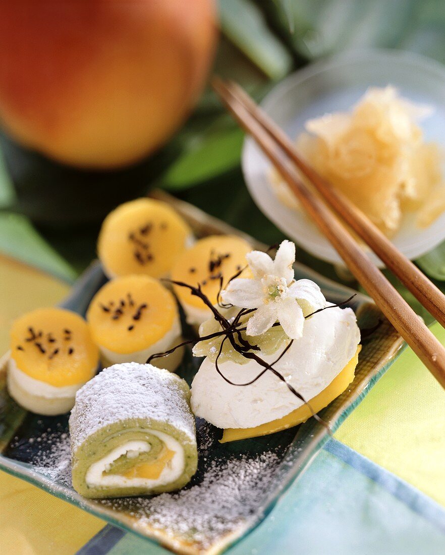 Verschiedene Marzipan-Sushi mit Kiwi und Mango
