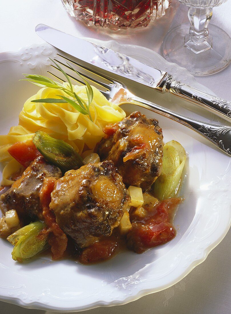 Ochsenschwanz-Tomaten-Ragout mit Bandnudeln