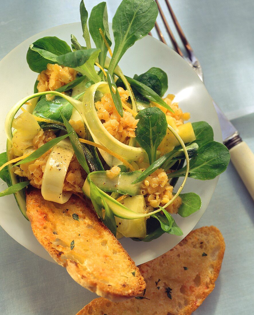 Linsen-Feld-Salat mit Zucchinistreifen und Ananas