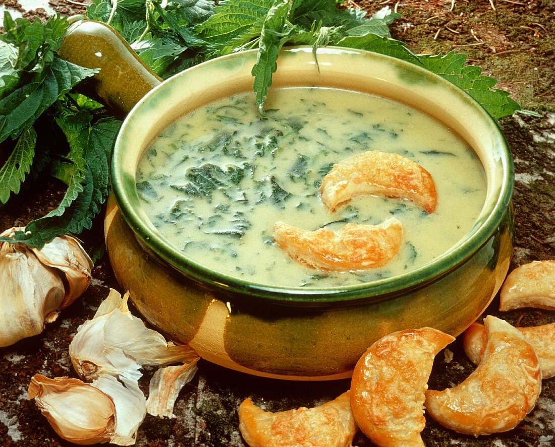 Nettle soup with puff pastries
