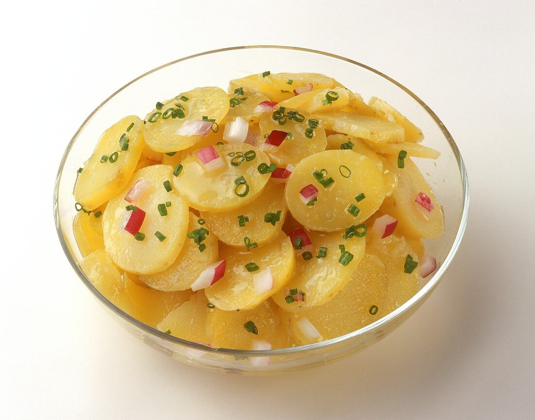 Kartoffelsalat mit Zwiebeln und Schnittlauch