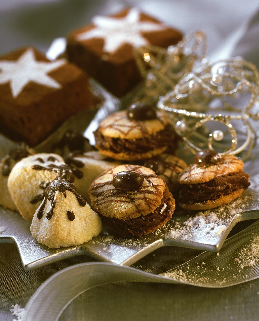 Weihnachtsplätzchen und Brownies auf sternförmigem Teller