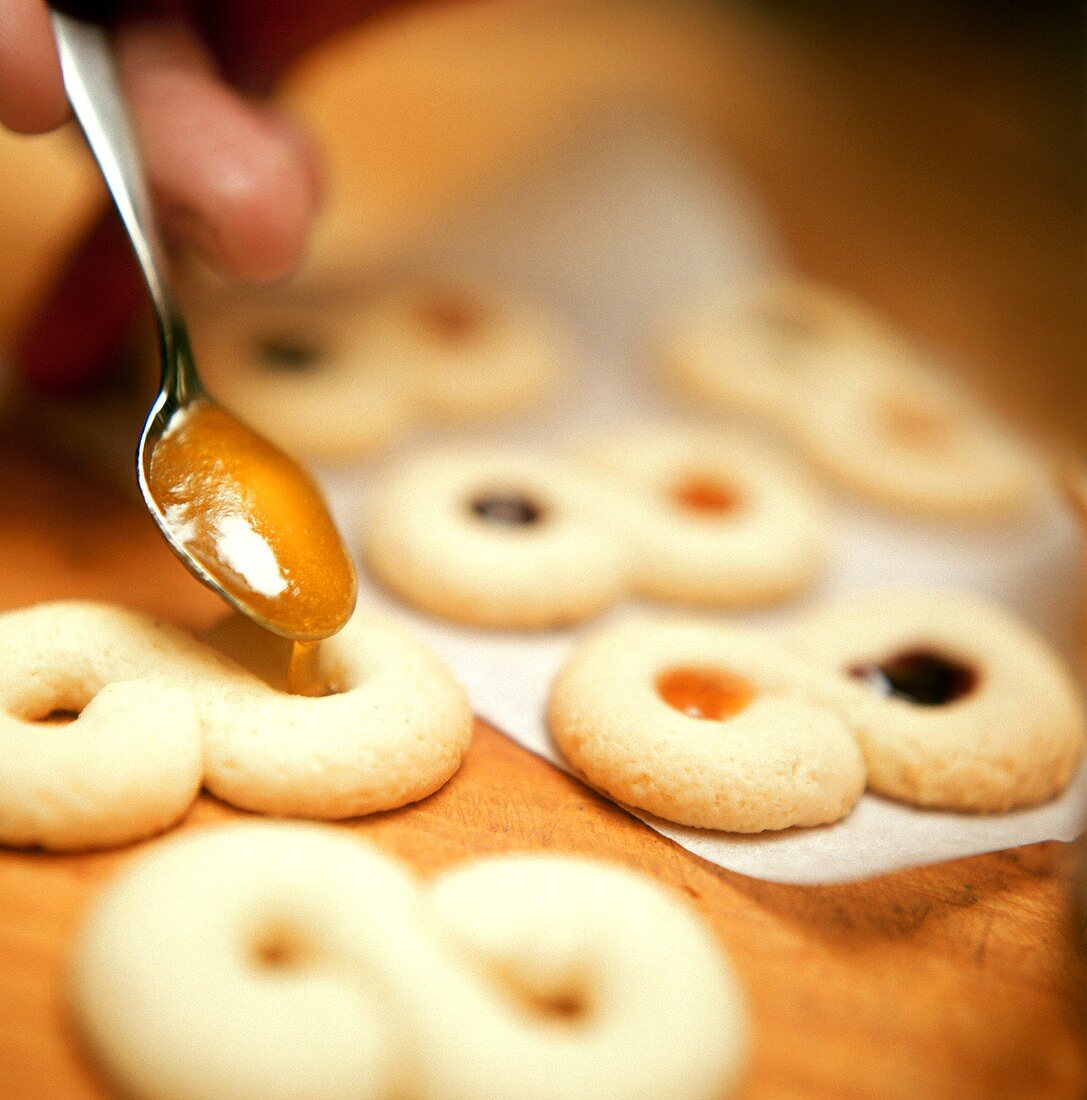 Filling marzipan cookie with jam