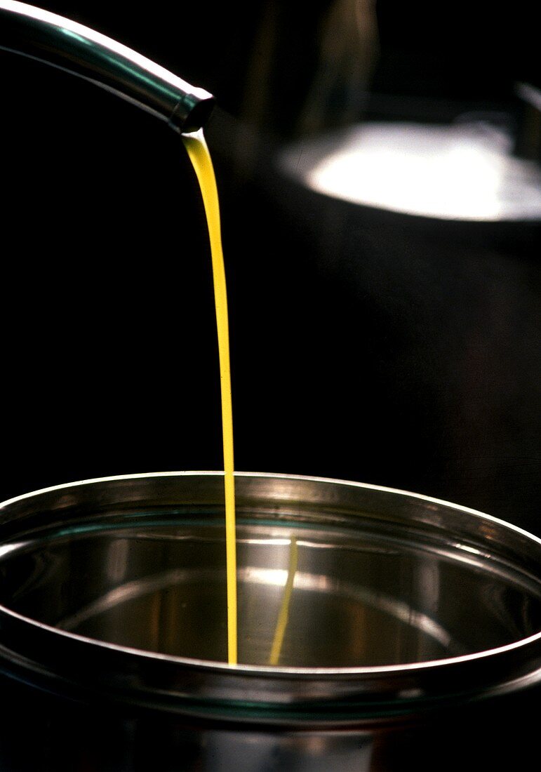 Das junge Olivenöl fliesst aus dem Zentrifugenrohr