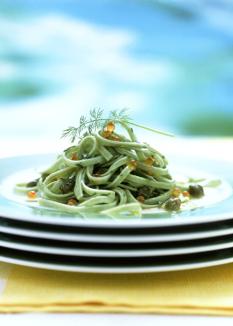 Nudelsalat mit Forellenkaviar und Kapern