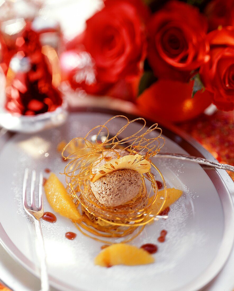 Lebkuchenmousse mit Orangenfilets und Karamellgitter