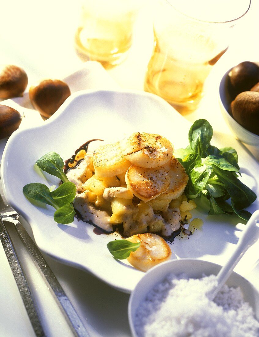 Jakobsmuscheln mit Kartoffeln auf Kastaniensauce