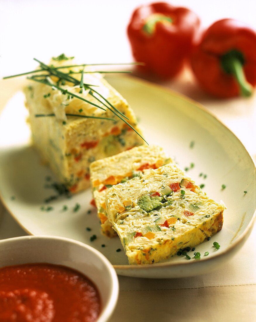 Gemüseterrine, daneben Paprikadip