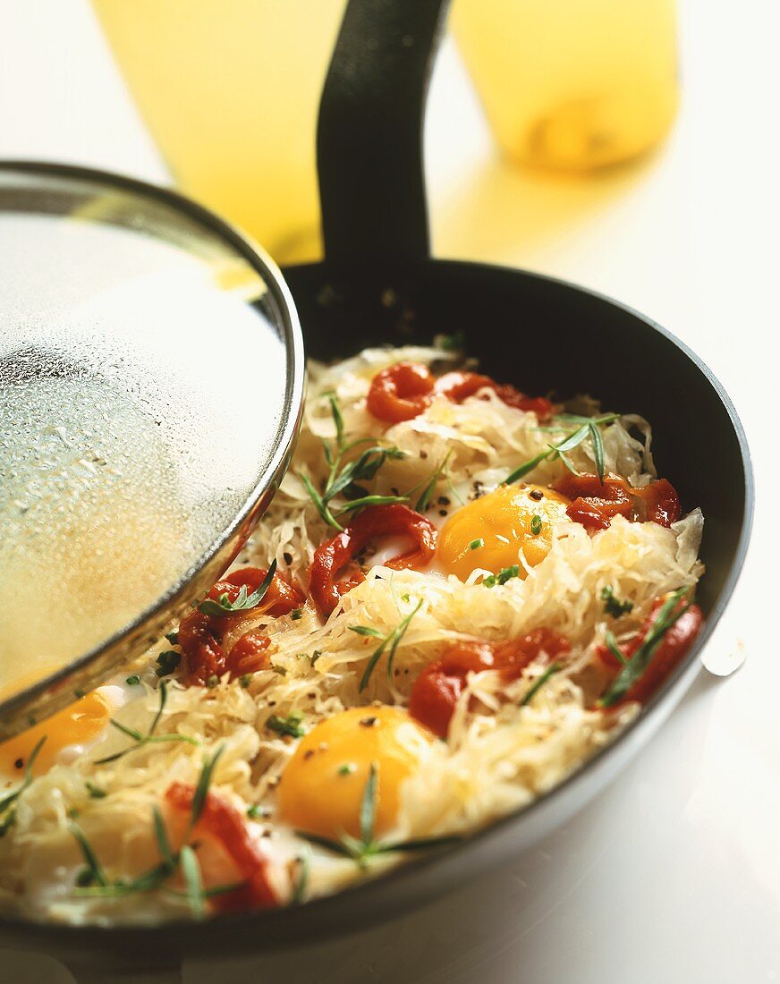 Sauerkrautpfanne mit Paprika und Eiern