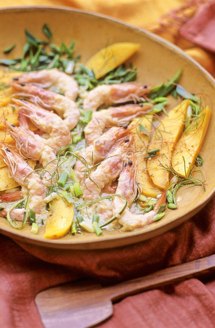 Marinate shrimps with mango wedges