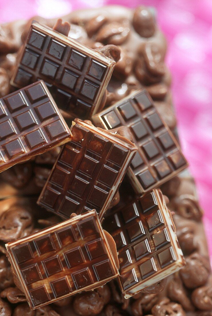 Knusprige Schokoladentafeln auf einer Platte Nusschokolade