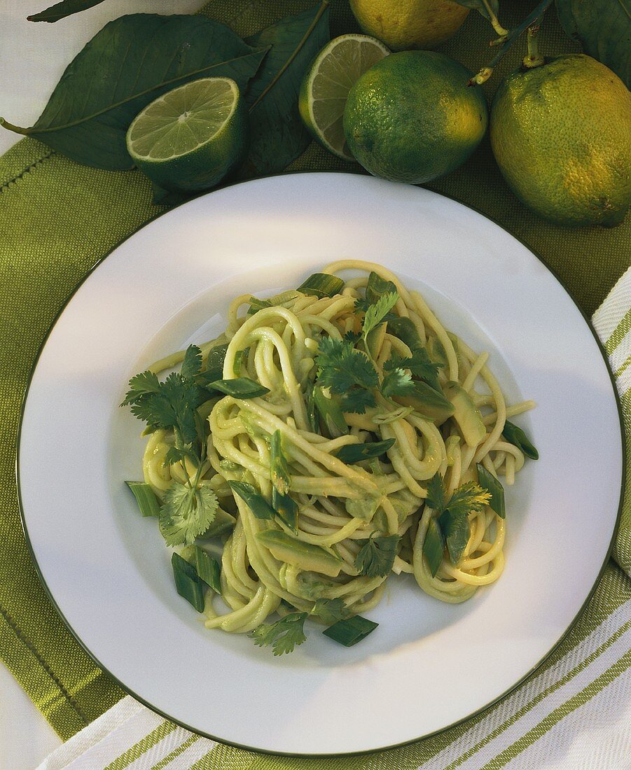 Spaghetti mit Avocado-Limetten-Sauce & Koriander