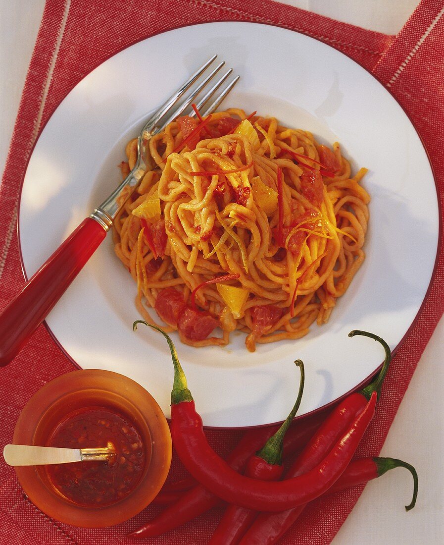 Spaghetti mit scharfer Bohnensauce auf Teller