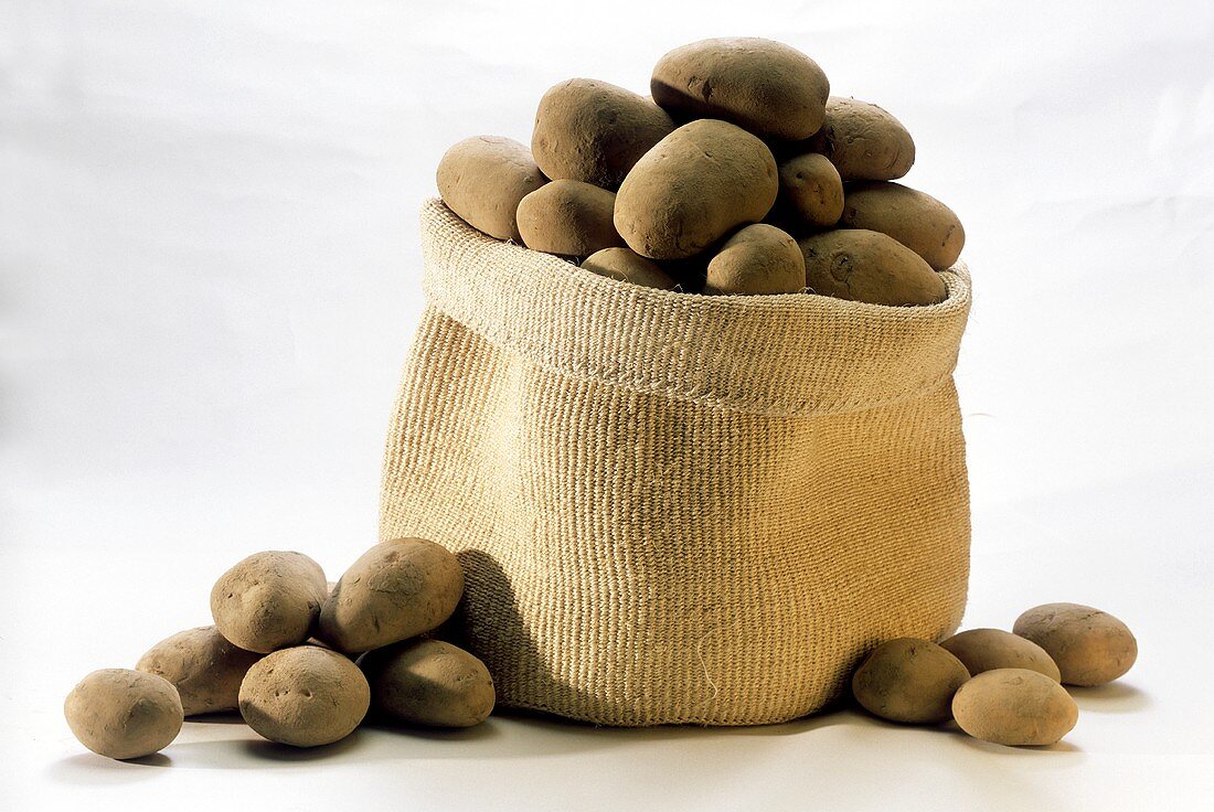 Ein Jutesack mit Kartoffeln