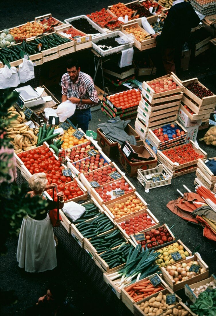 Markt im Freien mit vielen Gemüse- & Obststeigen