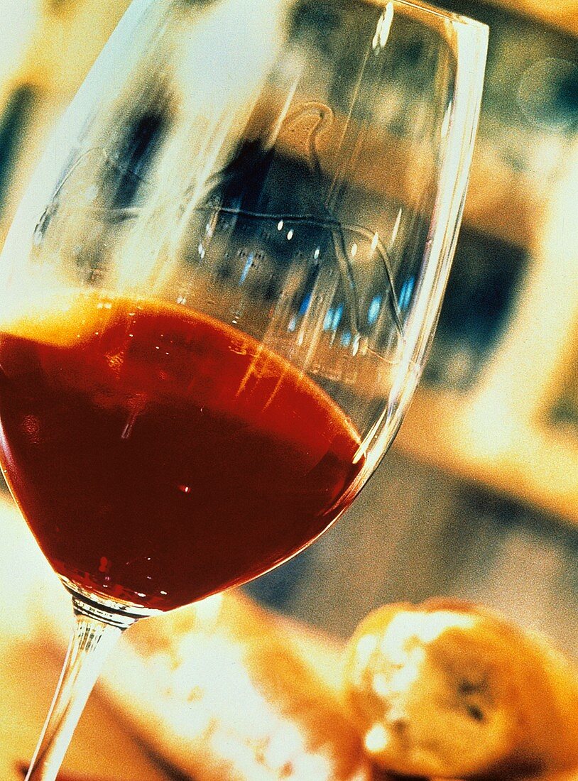 Ein Glas Rotwein, zu einem Drittel gefüllt (Nahaufnahme)