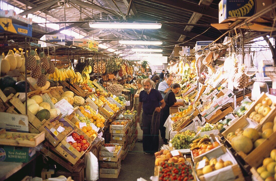 Grosse Markthalle in Portugal mit einkaufenden Menschen