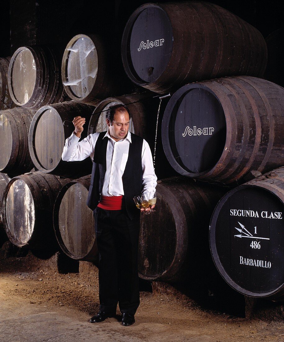 Venenciador bei der Manzanilla-Probe (Sherry), Jerez, Spanien