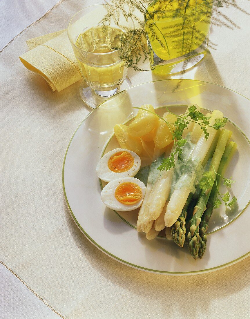 Grüner & weisser Spargel mit Kerbelschaumsauce