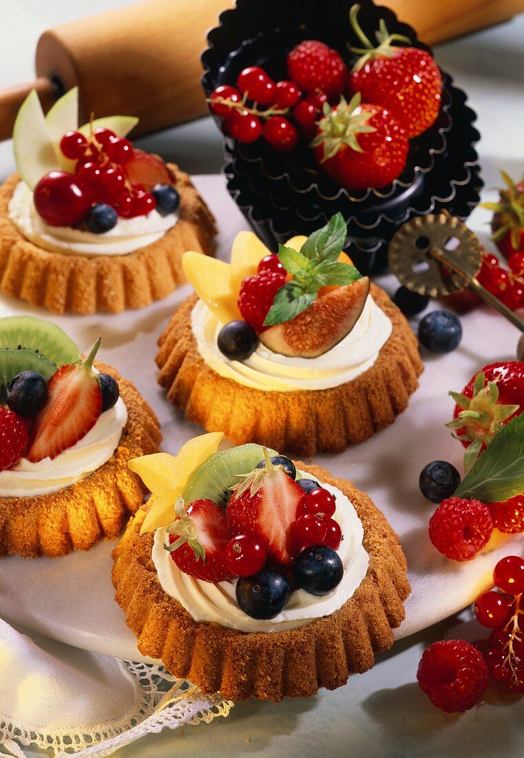 Tartlets with cream cheese mousse and fresh fruit