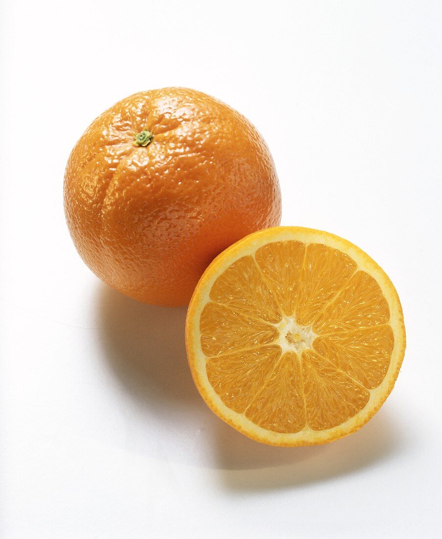Eine ganze Orange & eine Orangenhälfte