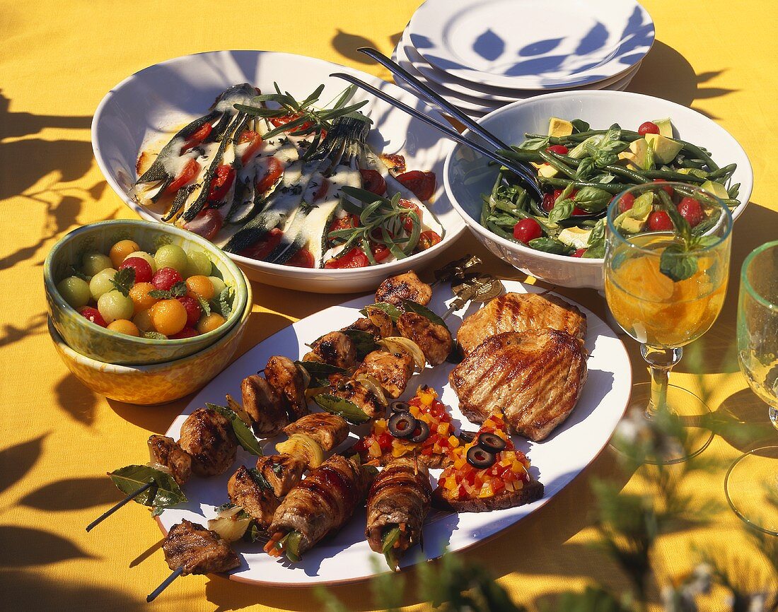 Gedeckter Tisch für Grillparty: Grillfleisch & Gerichte