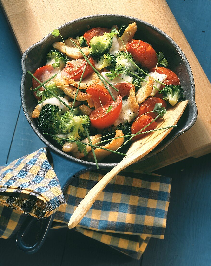 Vegetable stir-fry with tomatoes, broccoli & chicken