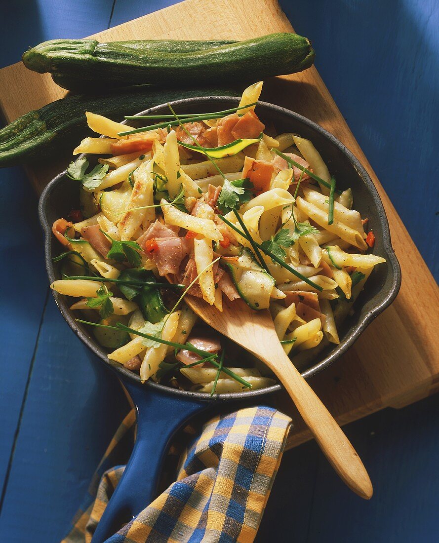 Schinken-Nudel-Pfanne mit Zucchinistreifen