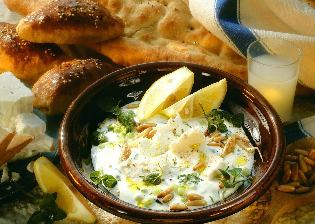 Kalte Gurken-Joghurt-Suppe mit Schafskäse und Pinienkernen