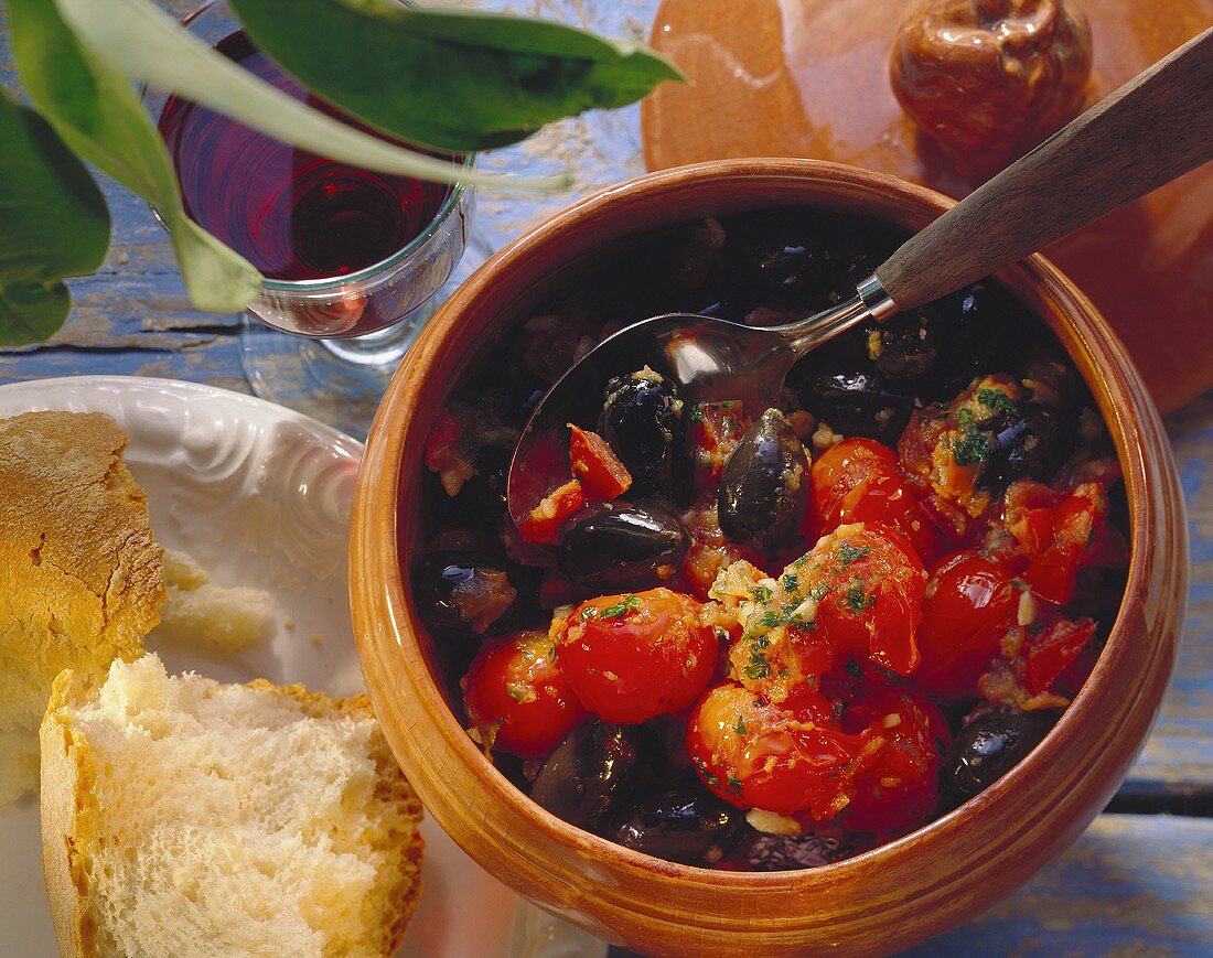 Oliven-Tomaten-Mix mit Knoblauch