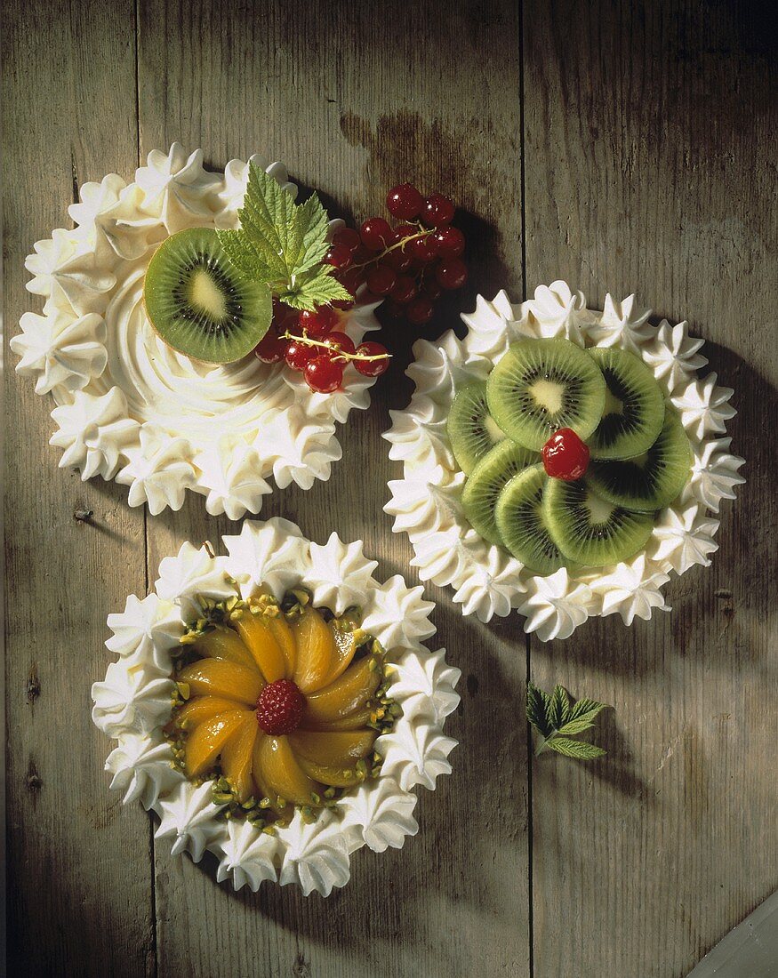 Baisertorteletts mit Obstbelag