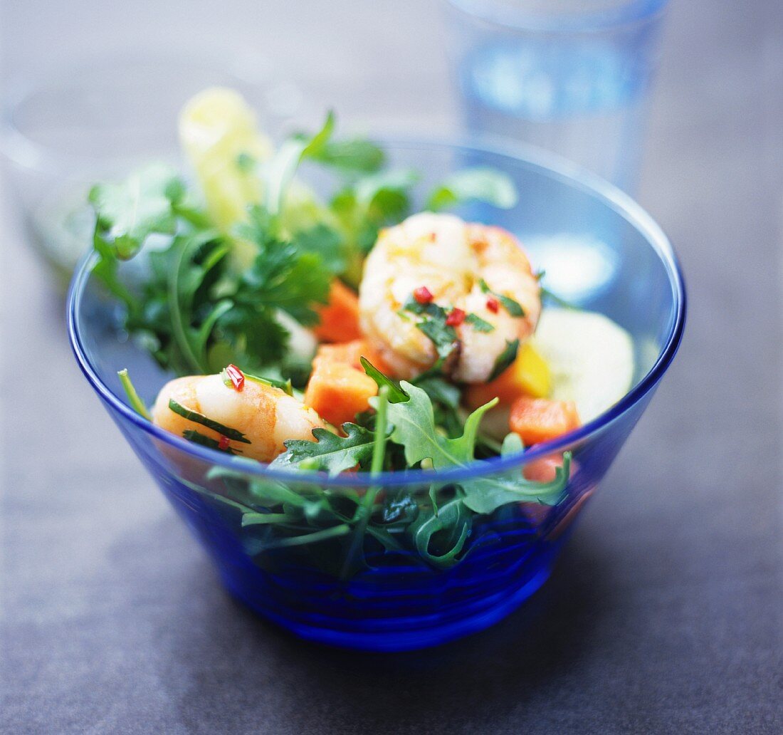 Rocket salad with seafood and papaya