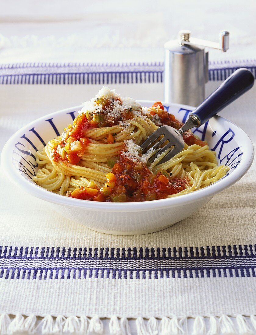 Spaghetti alla salernitana (Spaghetti mit Gemüsesugo)